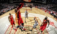 开云体育下载-世界排名争夺战之夜，哈登关键节点连续得分，诠释巨星本色