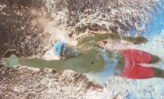 开云体育下载-赛道上的血脉之争，红牛车队惊险压制自家兄弟，阿隆索逆境中闪耀