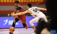 开云体育中国官网-职业篮球联赛选手斗志昂扬，比赛场面火爆