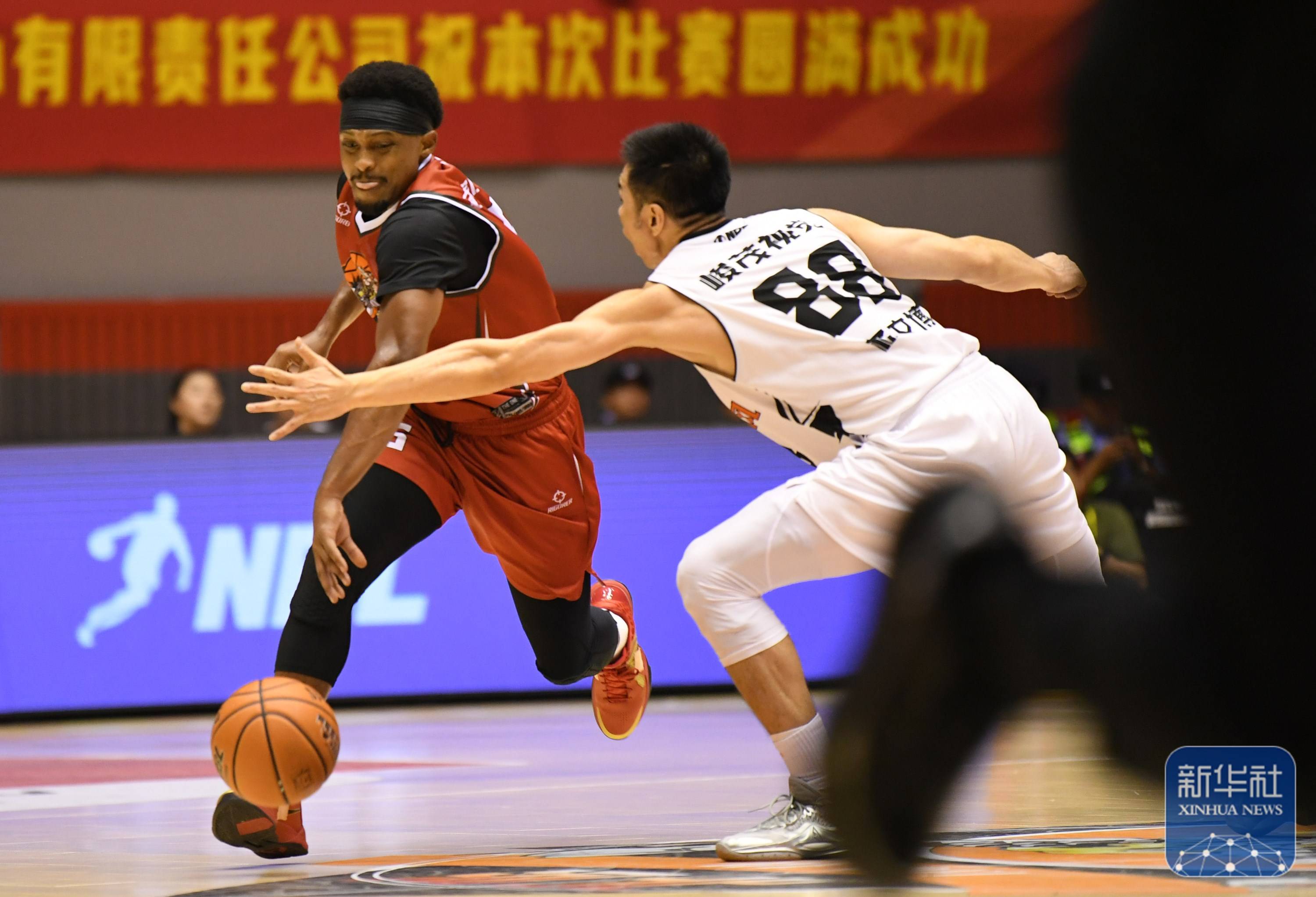 职业篮球联赛选手斗志昂扬，比赛场面火爆