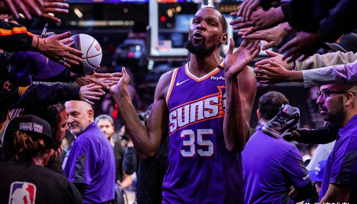 包含独行侠客场力克勇士，凯文杜兰特全场独揽35分的词条