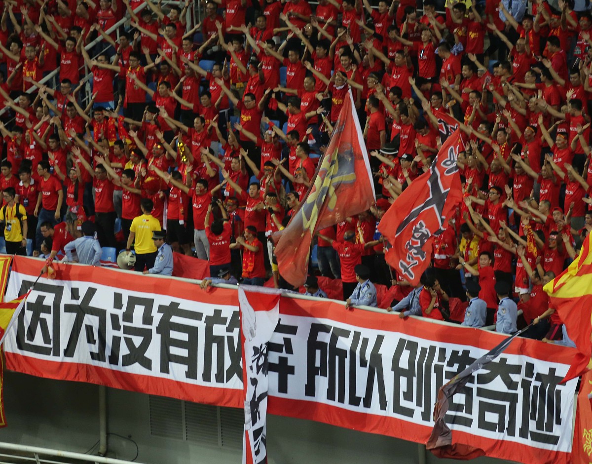 主场球迷的加油声风起云涌，为球队助威