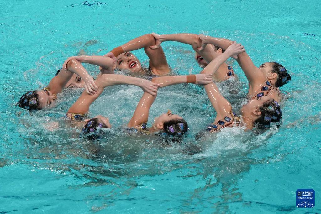 打破传统，花样游泳队创下新高的简单介绍