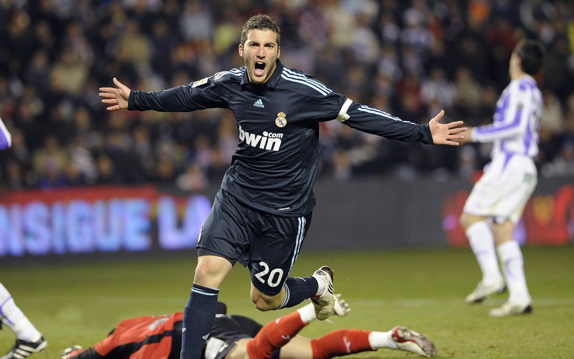 欧冠淘汰赛焦点战,法国强压卡塔尔,足球与资本的全球博弈