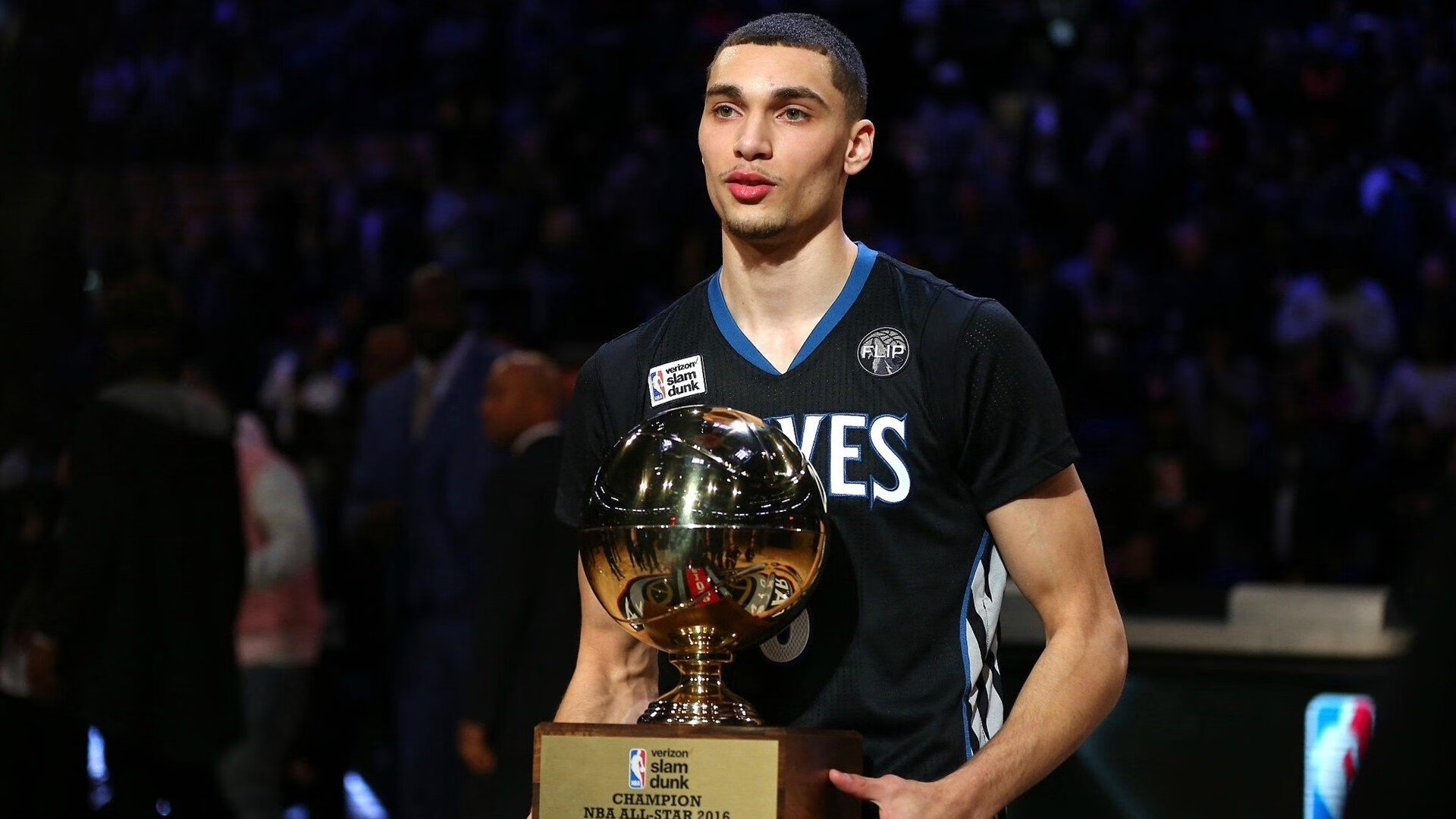 赛道与球场,霍勒迪在F1新赛季揭幕战之夜的跨界证明